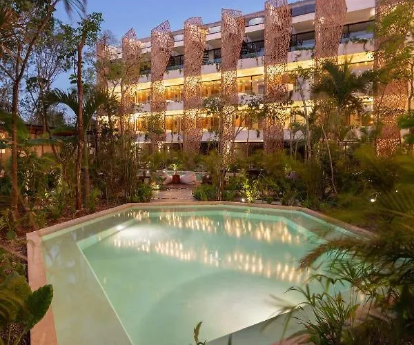 Jade Hotel *